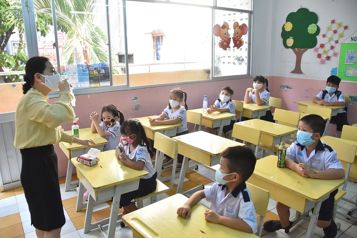 Tuyển sinh lớp 1 ở TP HCM: Phá chuẩn sĩ số để nhận đủ học sinh - Ảnh 1. Tuyển sinh lớp 1 ở TP HCM: Phá chuẩn sĩ số để nhận đủ học sinh - Ảnh 1.
