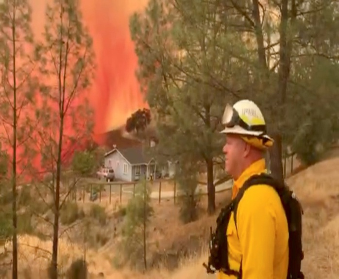 Cháy rừng đẩy bang California vào cảnh “ngàn cân treo sợi tóc” - Ảnh 3.