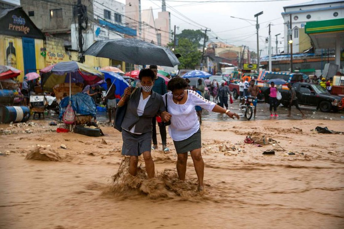 Bão đôi sầm sập tiến đến, hàng ngàn người Mỹ kéo nhau đi sơ tán - Ảnh 4.