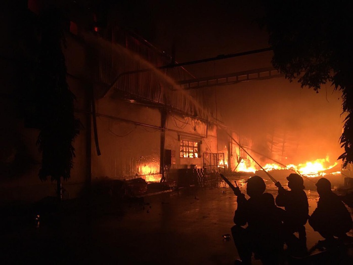 Cháy lớn ở nhà kho Công ty Sunhouse - KCN Tân Tạo - Ảnh 6.
