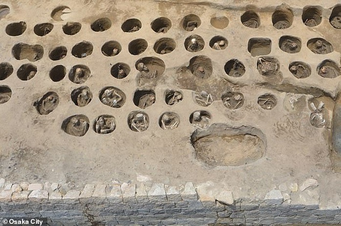 Xây nhà ga, đào phải…1.500 hài cốt trong mộ cổ dị hình - Ảnh 2.