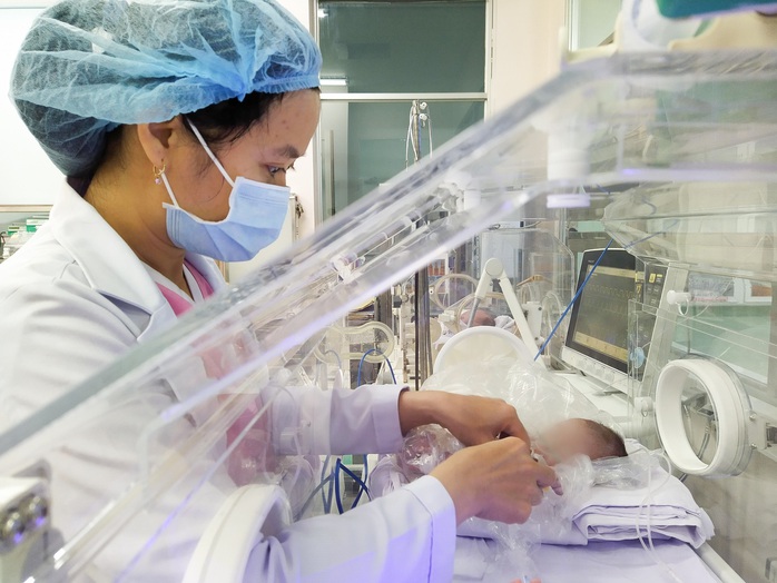 Bệnh viện Hùng Vương áp dụng phần mềm thăm từ xa bảo vệ trẻ sơ sinh mùa Covid-19 - Ảnh 1.