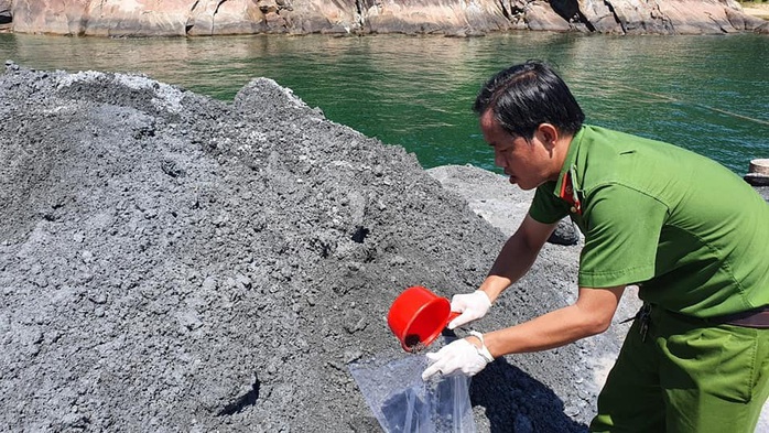  Đổ trộm chất thải xuống biển Đà Nẵng, doanh nghiệp bị phạt 752 triệu đồng  - Ảnh 2.