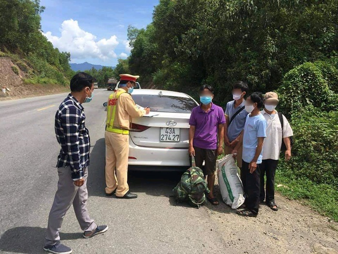 Phát hiện ô tô chở người trái phép từ Đà Nẵng đi Quảng Bình, Ninh Bình - Ảnh 2.