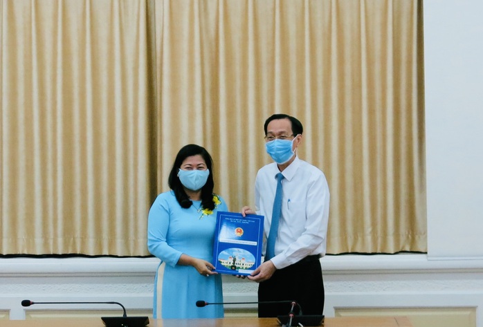 UBND TP HCM trao quyết định cho Trưởng Ban Tổ chức Quận ủy Phú Nhuận - Ảnh 1.