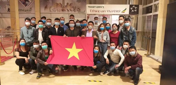 Hành trình đặc biệt của đoàn người Việt từ châu Phi về TP HCM - Ảnh 14.
