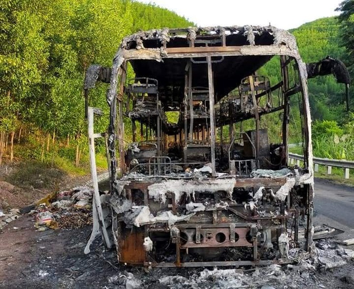 Xe khách giường nằm cháy rụi trong đêm, 40 hành khách thoát nạn - Ảnh 2.