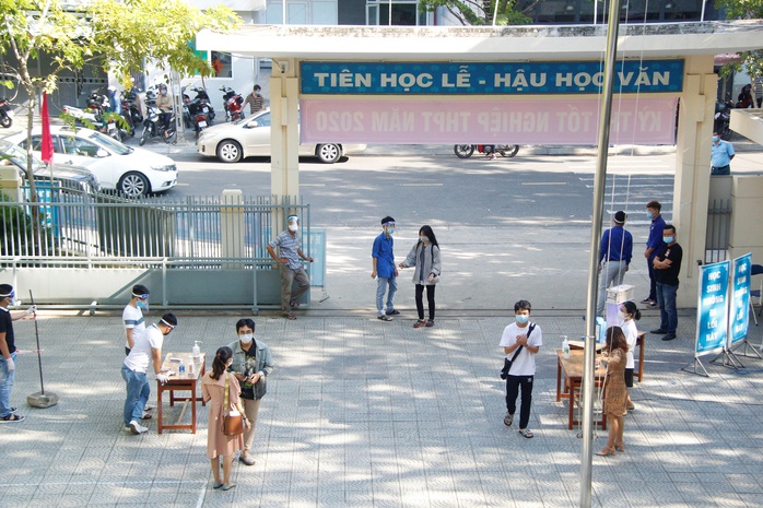 Đà Nẵng: Gần 11.000 thí sinh thi tốt nghiệp THPT đợt 2 đã được lấy mẫu xét nghiệm Covid-19 - Ảnh 4.
