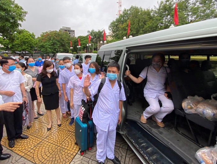 Đoàn bác sĩ, điều dưỡng Hải Phòng lên đường chi viện cho Đà Nẵng - Ảnh 1.