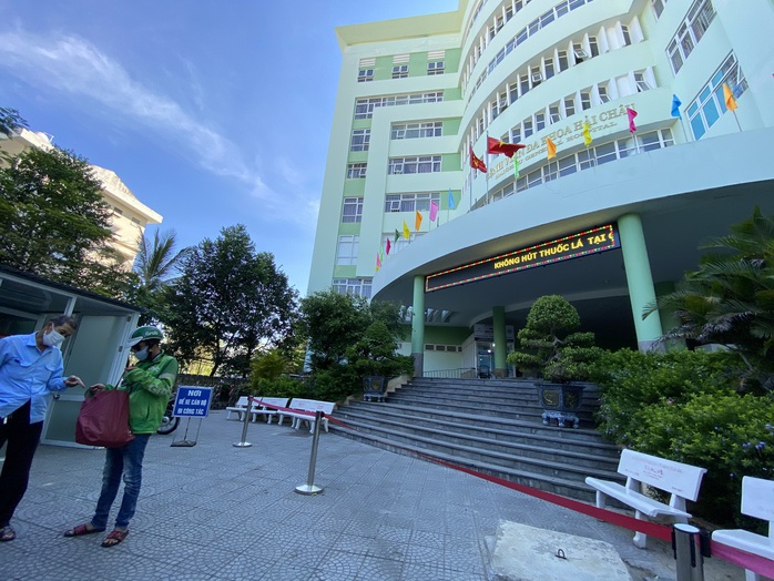 Đà Nẵng phong tỏa thêm một trung tâm y tế quận - Ảnh 1.