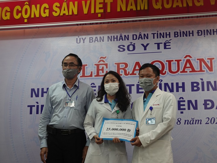 Xúc động buổi tiễn đoàn nhân viên y tế Bình Định lên đường chi viện cho Đà Nẵng - Ảnh 3.