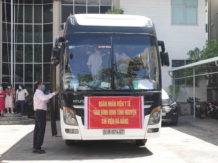 Xúc động buổi tiễn đoàn nhân viên y tế Bình Định lên đường chi viện cho Đà Nẵng - Ảnh 6.