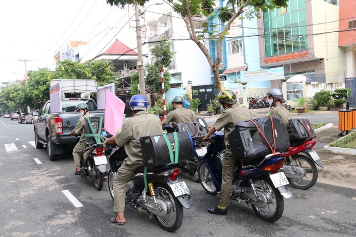 Ngày thứ 2 bắt buộc đeo khẩu trang: Nhiều người chấp hành tốt - Ảnh 2.