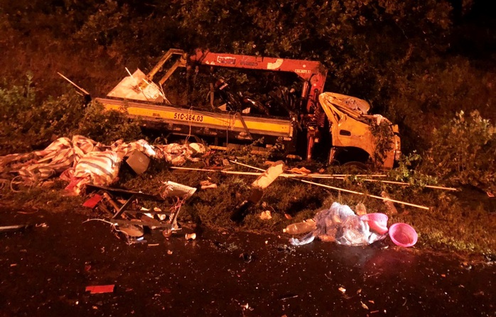 Hai xe tải tông trực diện trong đêm khiến 3 người thương vong - Ảnh 3.