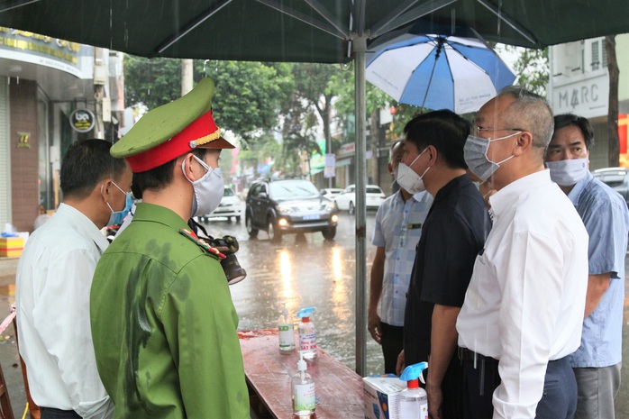 Bí thư Tỉnh ủy Bùi Văn Cường vào khu cách ly Covid-19 thăm hỏi, tặng quà - Ảnh 3.