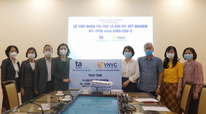 22.000 bộ xét nghiệm, mặt nạ được tặng Hà Nội để chống dịch - Ảnh 1.
