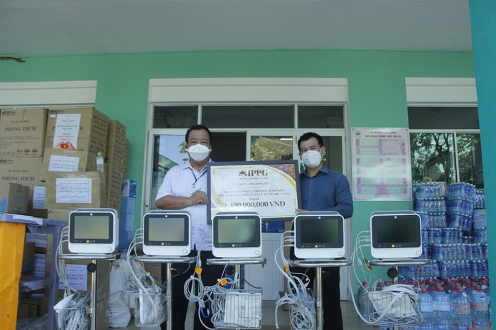 Doanh nhân Johnathan Hạnh Nguyễn trao tặng  10 máy theo dõi bệnh nhân cho Đà Nẵng  - Ảnh 1.