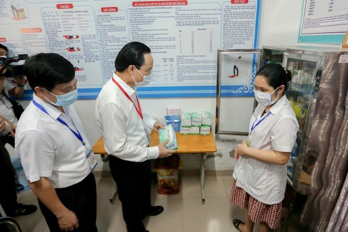 Hơn 850.000 thí sinh đeo khẩu trang, đo thân nhiệt làm thủ tục thi THPT 2020 - Ảnh 3.