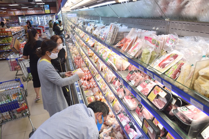 Hệ thống Co.opmart đồng loạt giảm giá thịt, cá, dầu ăn, mì gói - Ảnh 2.