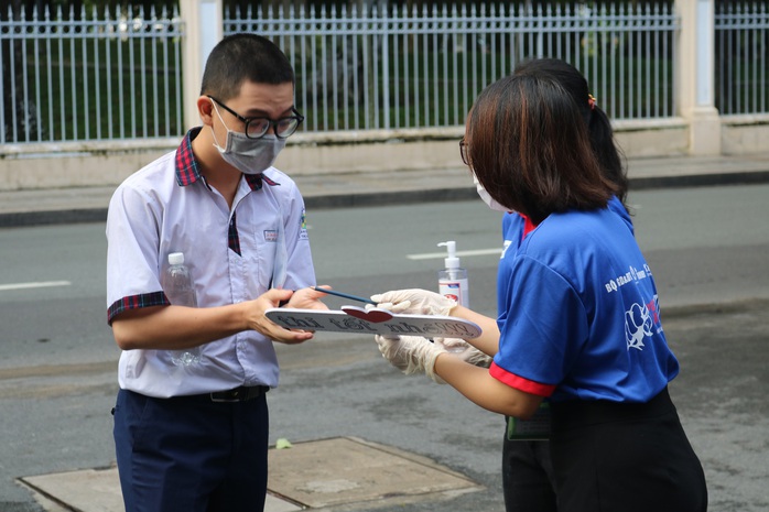 Tình nguyện viên rửa tay, tiếp lửa cho sĩ tử thi tốt nghiệp THPT - Ảnh 10.