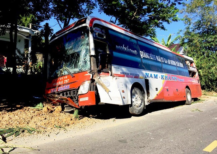 Quảng Bình: Xe khách tông vào hàng rào nhà dân, 19 hành khách một phen... thót tim - Ảnh 1.