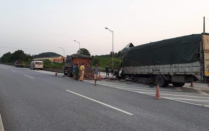 Tông đuôi xe tải đang dừng trên cao tốc Nội Bài - Lào Cai, tài xế tử vong trong cabin - Ảnh 1.