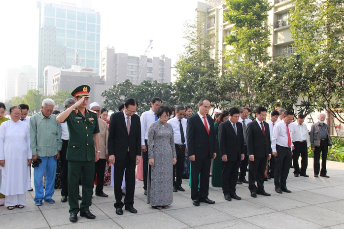 Lãnh đạo TP HCM dâng hoa, dâng hương Chủ tịch Hồ Chí Minh - Ảnh 3.