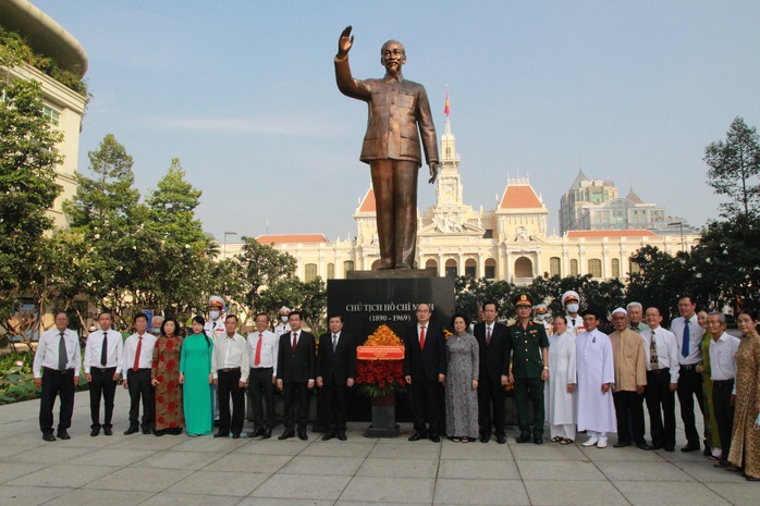 Lãnh đạo TP HCM dâng hoa, dâng hương Chủ tịch Hồ Chí Minh - Ảnh 4.