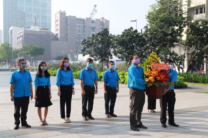 Lãnh đạo TP HCM dâng hoa, dâng hương Chủ tịch Hồ Chí Minh - Ảnh 7.