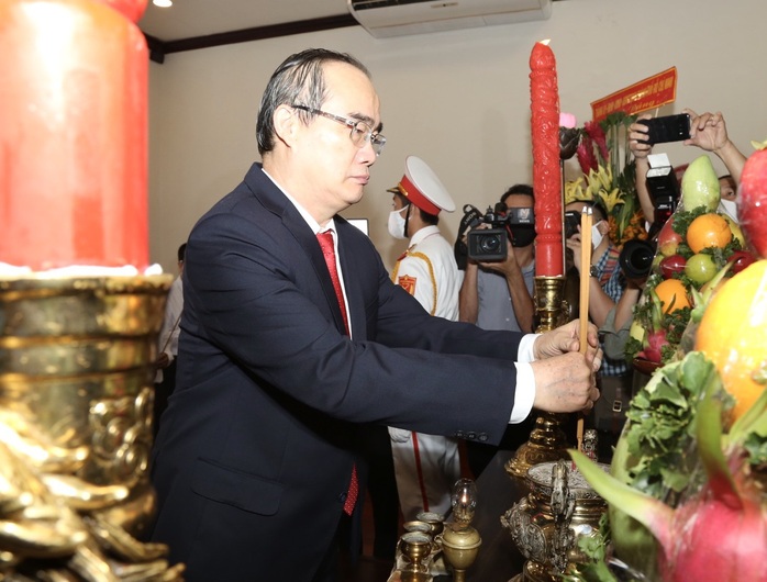 Lãnh đạo TP HCM dâng hoa, dâng hương Chủ tịch Hồ Chí Minh - Ảnh 5.