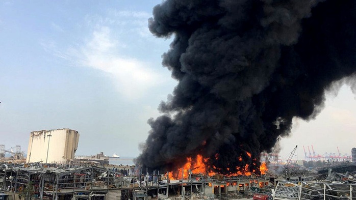Vụ nổ hóa chất chưa lắng xuống, cảng Beirut lại ngùn ngụt khói lửa - Ảnh 2.