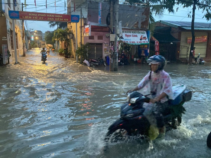 Đồng Nai: Mưa lớn, xe máy bơi trên phố như sông - Ảnh 6.