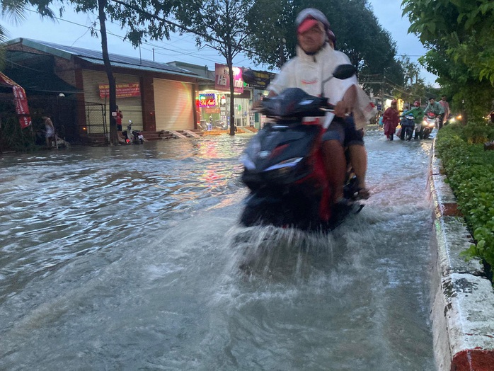 Đồng Nai: Mưa lớn, xe máy bơi trên phố như sông - Ảnh 3.