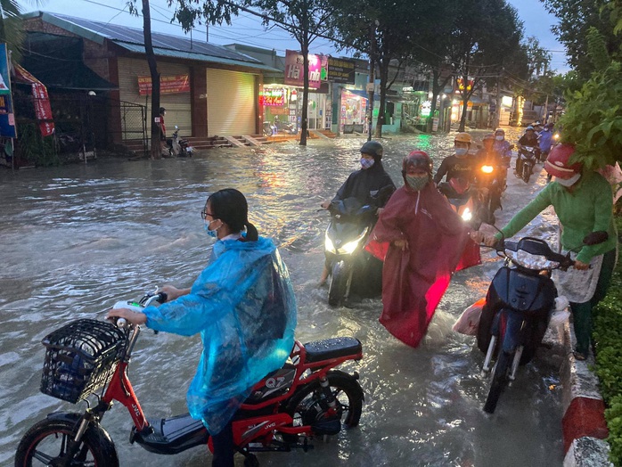 Đồng Nai: Mưa lớn, xe máy bơi trên phố như sông - Ảnh 4.