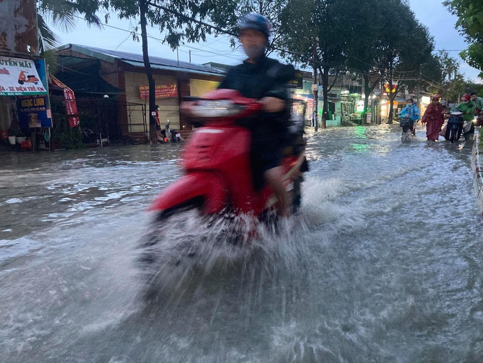 Đồng Nai: Mưa lớn, xe máy bơi trên phố như sông - Ảnh 5.