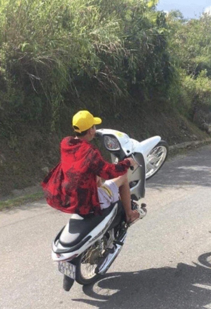 CLIP: Ớn lạnh cảnh thiếu niên 16 tuổi lái xe máy bằng 1 chân khi đổ đèo Khau Phạ - Ảnh 2.