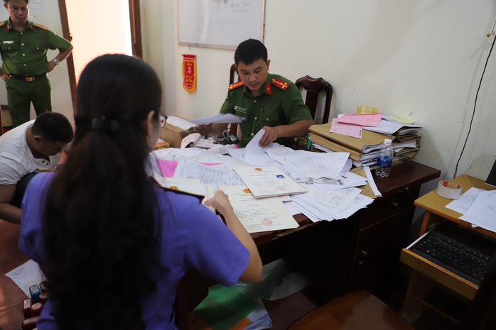 Bắt giữ đối tượng kinh doanh giấy tờ giả trong nhiều năm - Ảnh 3. Bắt giữ đối tượng kinh doanh giấy tờ giả trong nhiều năm - Ảnh 3.