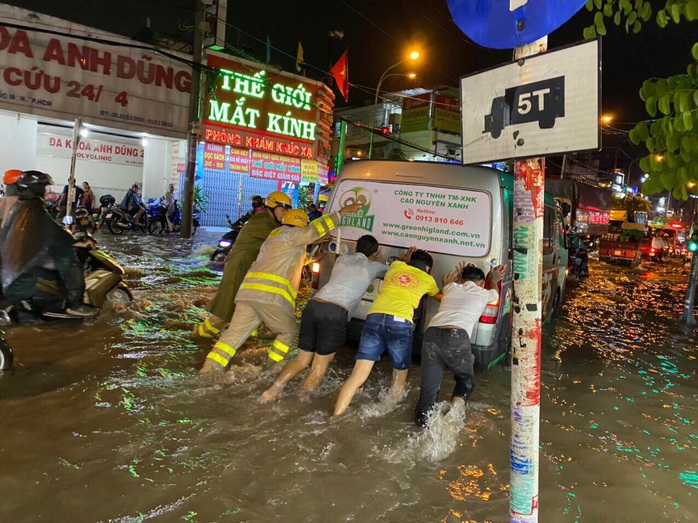 Clip: Công an, dân phòng TP HCM “giải cứu” nhiều phương tiện ngập sâu sau trận mưa kéo dài - Ảnh 6.