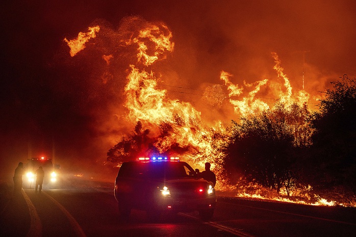 Hoả ngục bất thường ở Mỹ: Lốc xoáy lửa liên tiếp, cột khói cao khủng khiếp - Ảnh 3.
