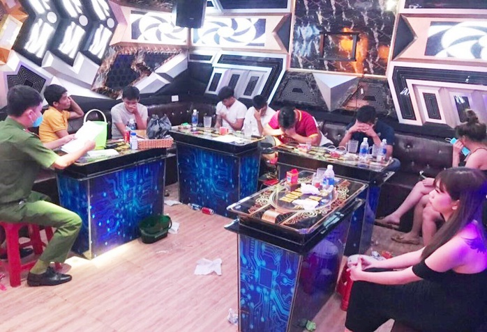 Quảng Nam: Lại phát hiện 10 nam nữ vào quán karaoke chơi ma túy - Ảnh 1.