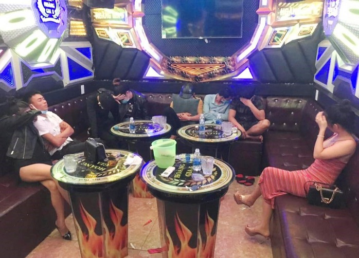 Quảng Nam: Lại phát hiện 10 nam nữ vào quán karaoke chơi ma túy - Ảnh 3.