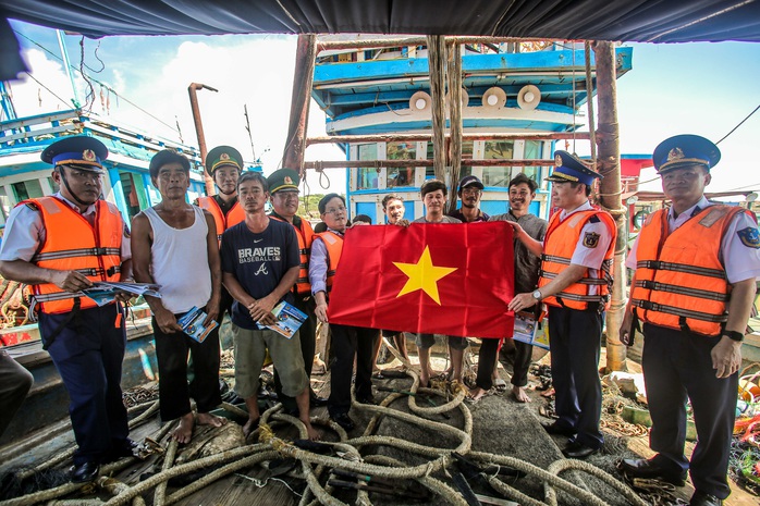 Tặng cờ Tổ quốc, tặng quà cho quân, dân trên đảo Bạch Long Vỹ - Ảnh 9.