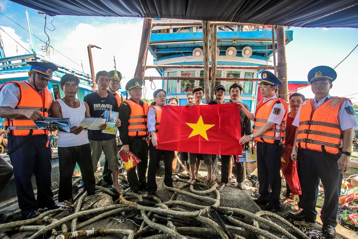 Tặng cờ Tổ quốc, tặng quà cho quân, dân trên đảo Bạch Long Vỹ - Ảnh 1.