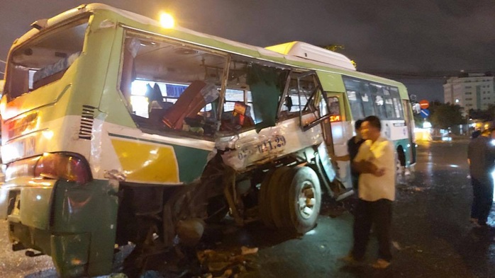 20 người vào viện sau vụ va chạm giữa xe tải và xe buýt - Ảnh 1.