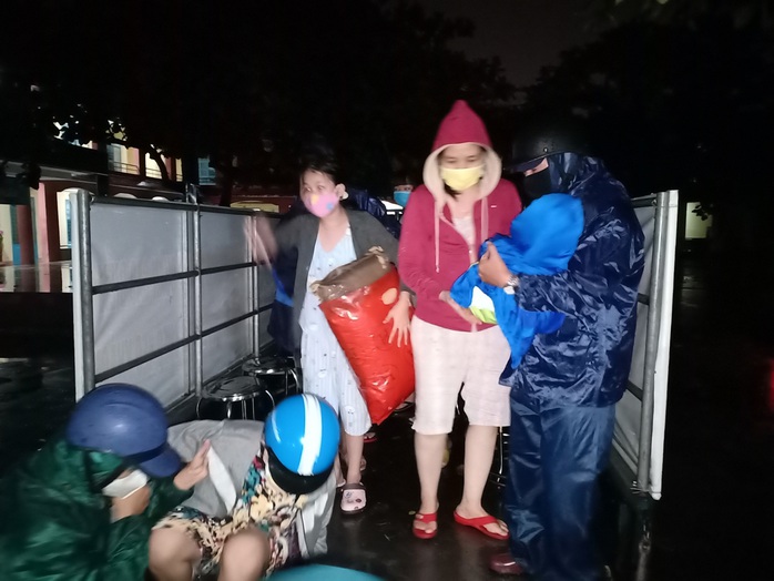Đà Nẵng: Trắng đêm di tản hàng ngàn người dân tránh bão số 5 - Ảnh 3.