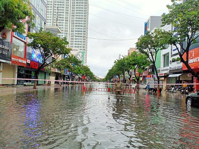 Chùm ảnh trước bão: Đà Nẵng mưa xối xả ngập đường, sấm sét vang trời - Ảnh 18.