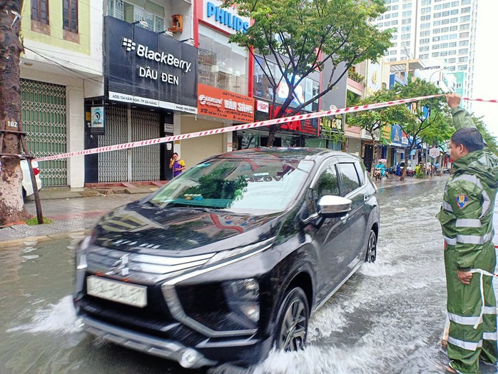 Chùm ảnh trước bão: Đà Nẵng mưa xối xả ngập đường, sấm sét vang trời - Ảnh 19.