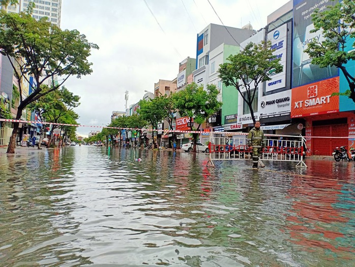 Chùm ảnh trước bão: Đà Nẵng mưa xối xả ngập đường, sấm sét vang trời - Ảnh 20.