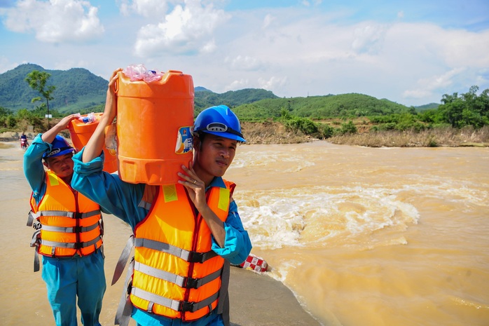 Viettel huy động 1.500 nhân sự kỹ thuật ứng phó bão số 5 - Ảnh 3.