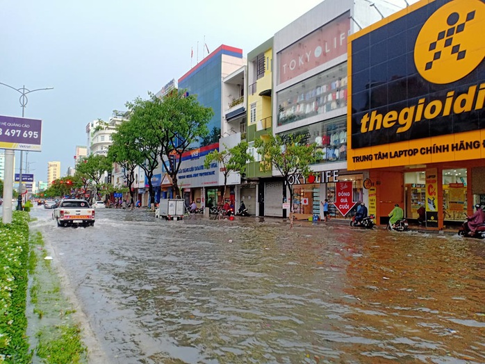 Chùm ảnh trước bão: Đà Nẵng mưa xối xả ngập đường, sấm sét vang trời - Ảnh 7.